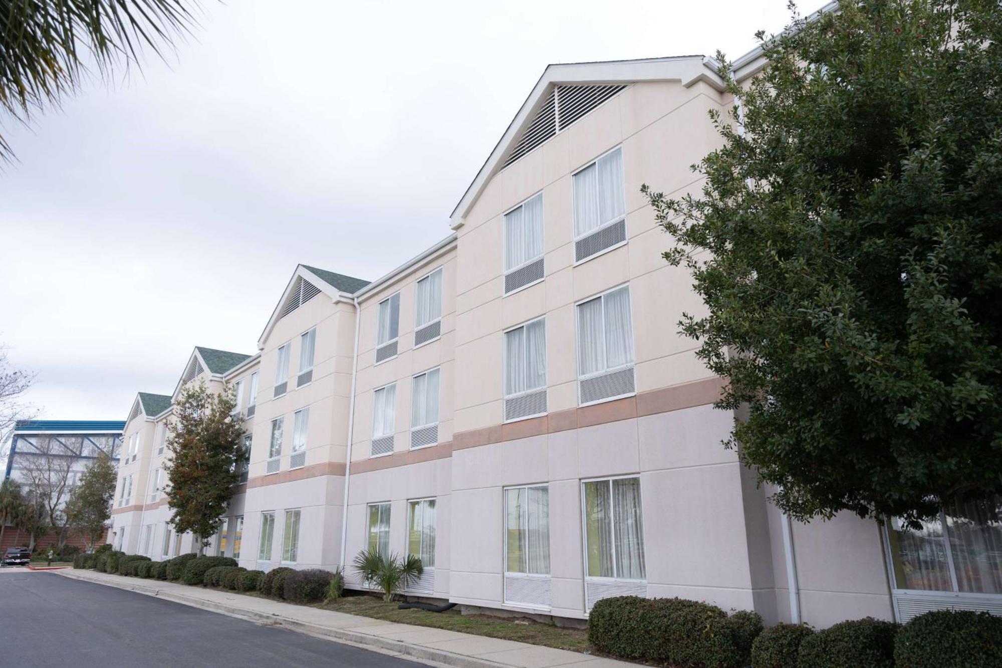 Wyndham Garden New Orleans Airport Hotel Kenner Exterior photo